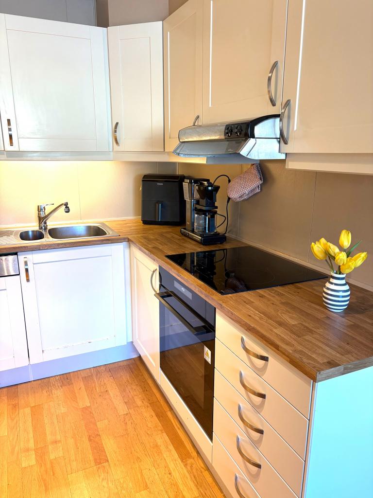 Kjøkken med hvitevarer inkludert.